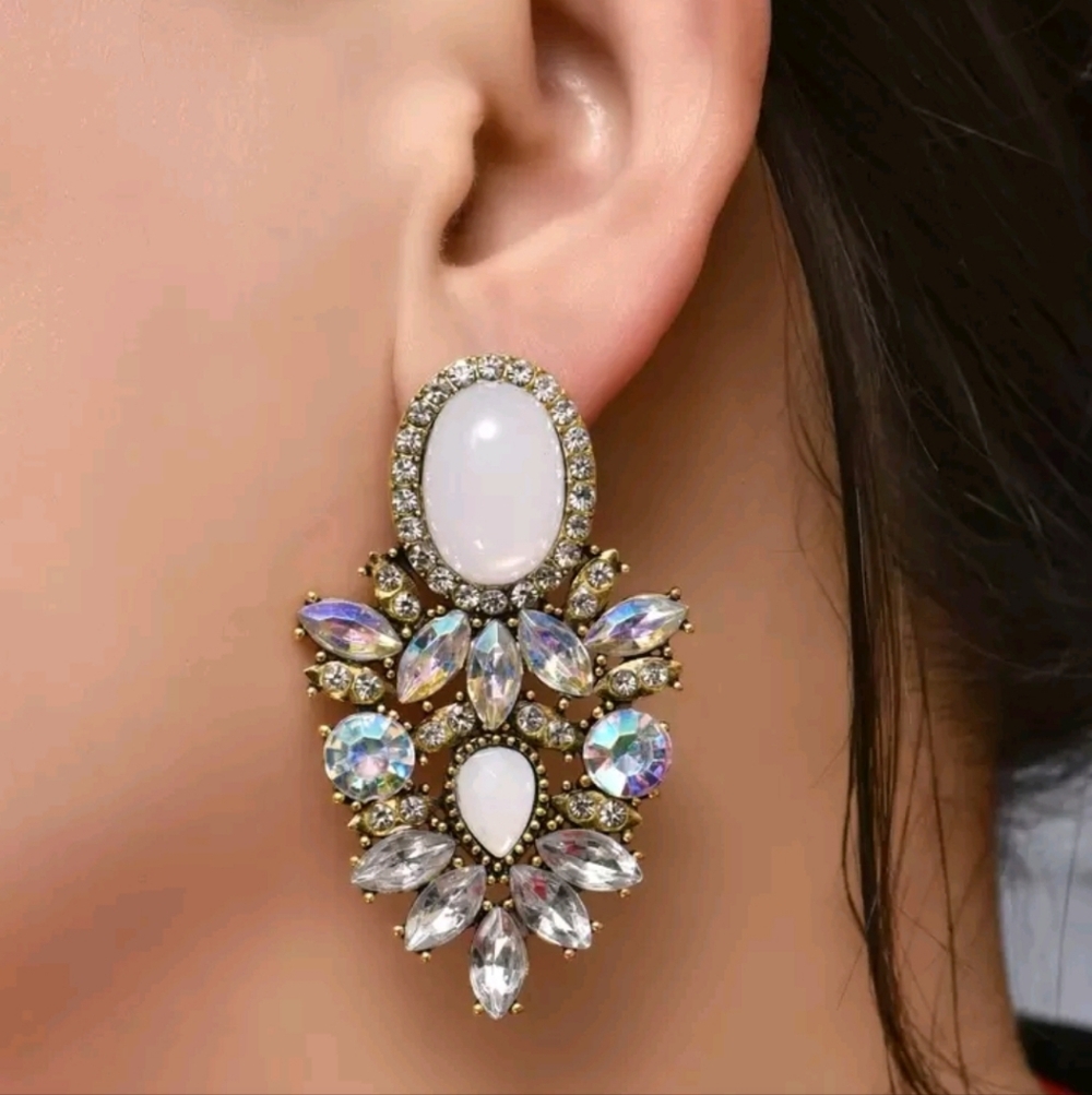BRAND NEW ** Elegant Gold and White Crystal Earrings